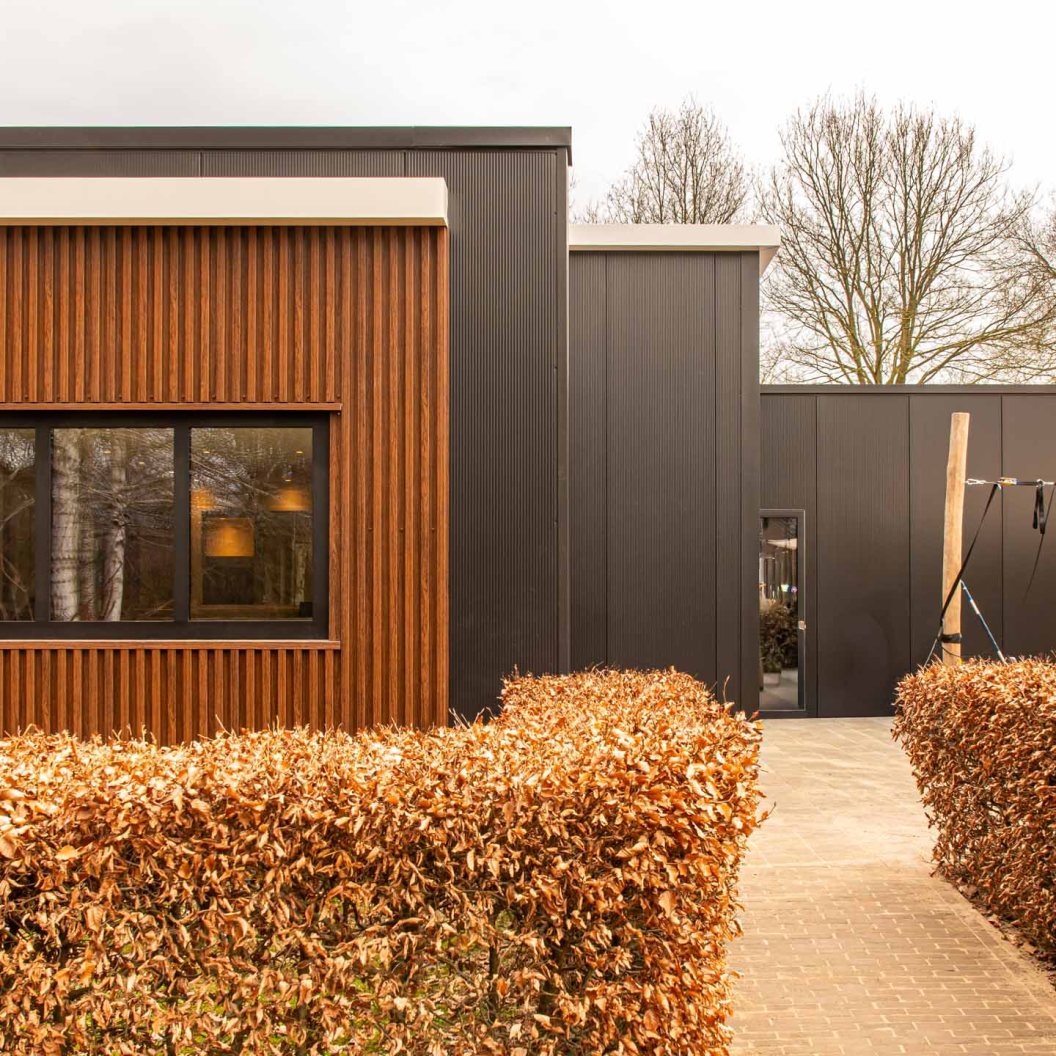 Fysiocentrum met houten gevelbekleding