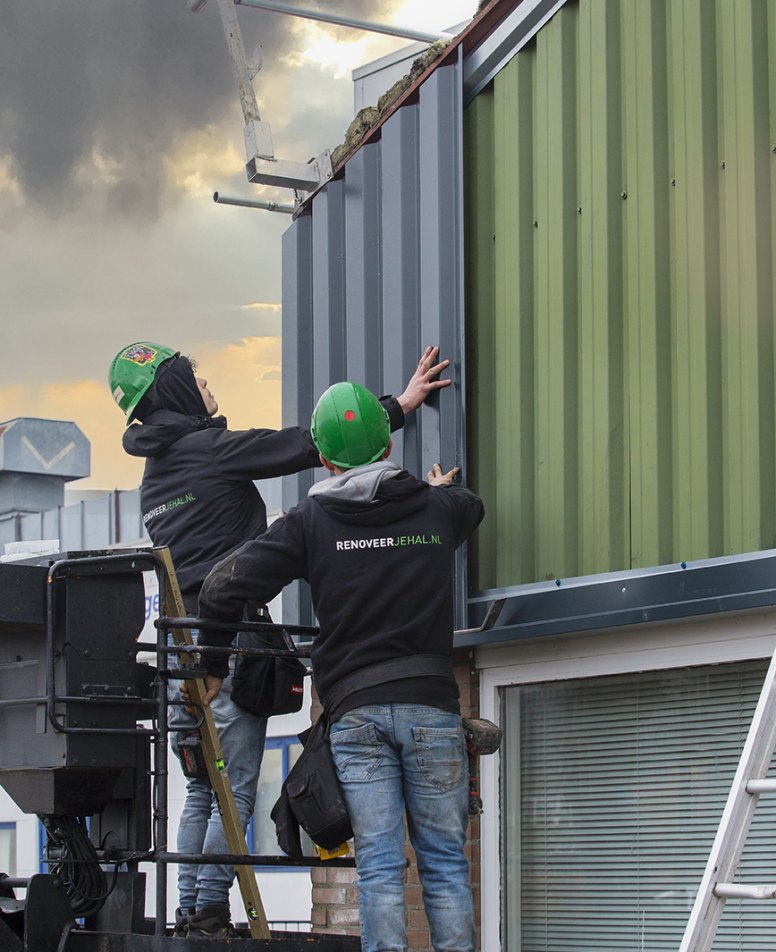 Twee monteurs op een steiger