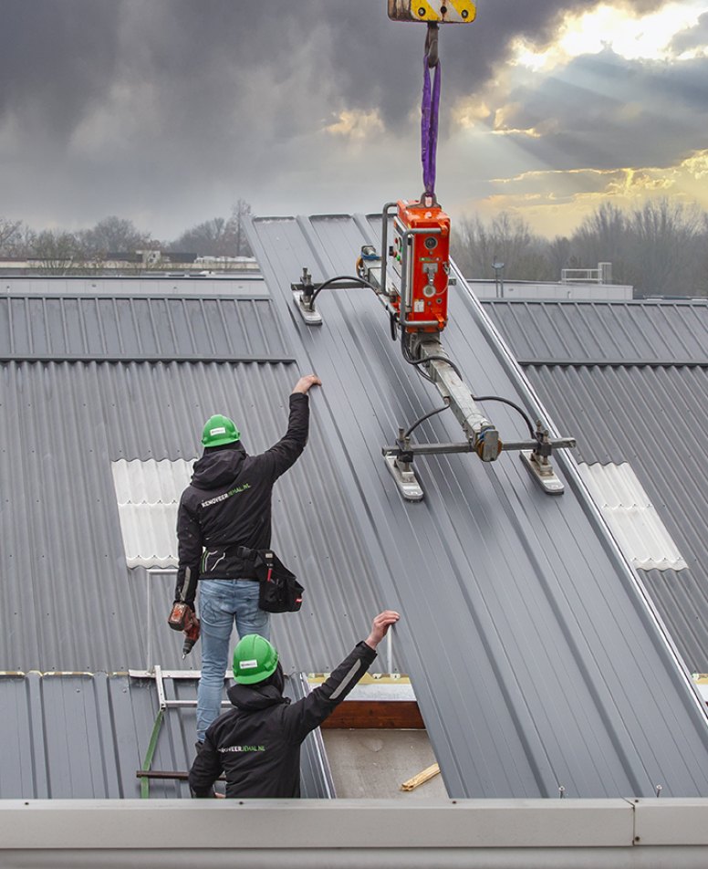 Monteur bevestigt gevelbekleding