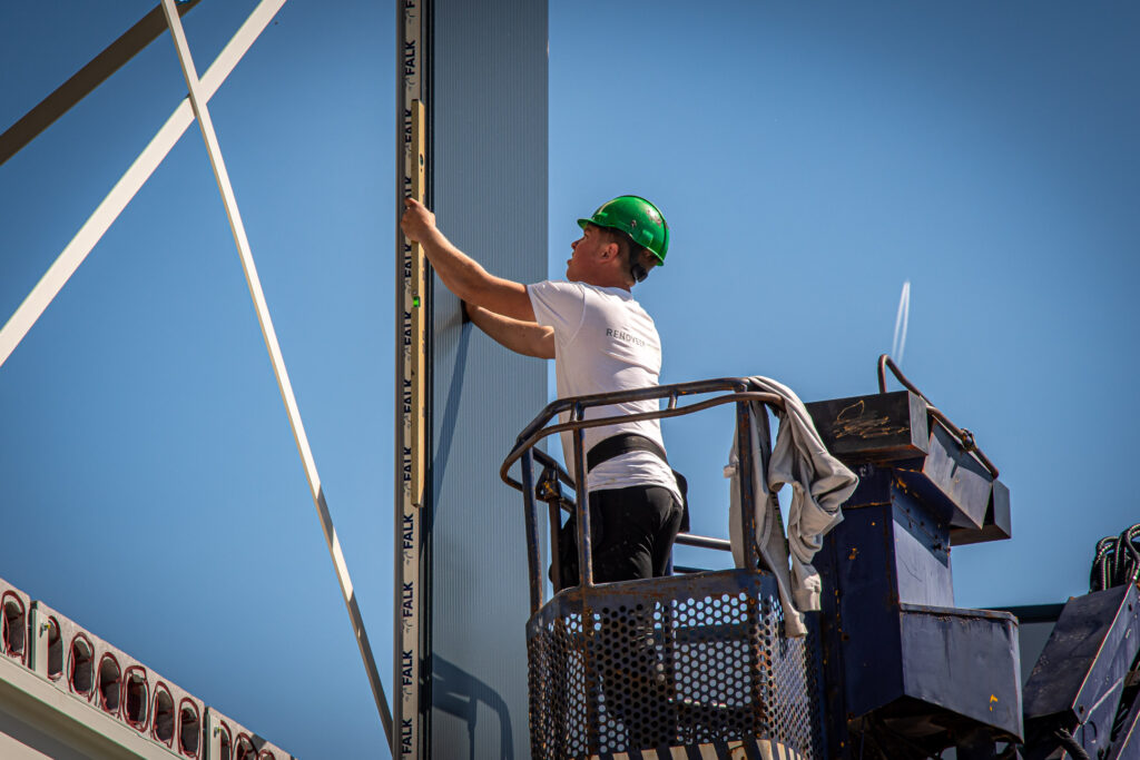 Monteur werkt vanaf een hoogwerker aan de gevel