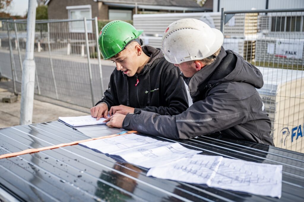 Twee collega's bekijken de werktekening