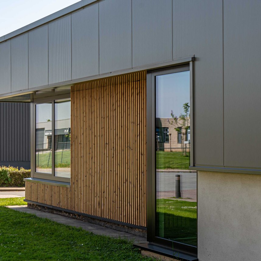 Bedrijfspand met houten gevel na herontwikkeling