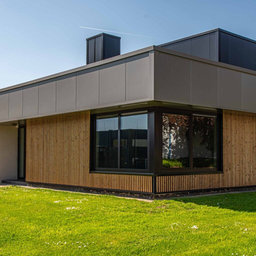 Modern bedrijfspand met houten gevelbekleding