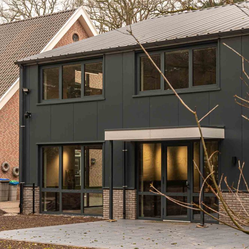 Verbouwd bedrijfspand met donkere gevel