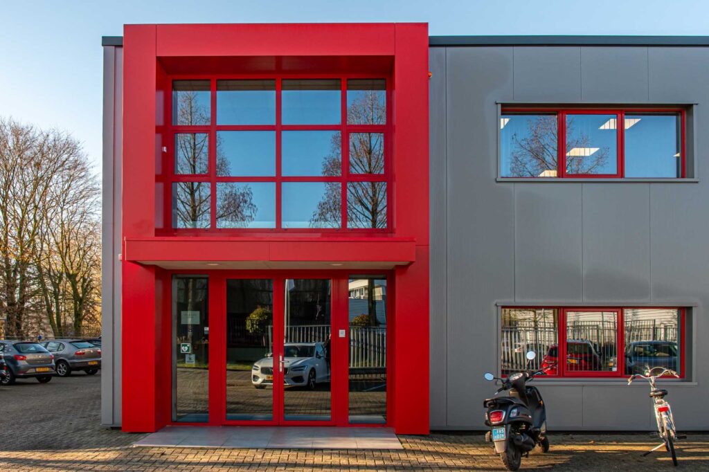 Herontwikkeld bedrijfspand met rode entree